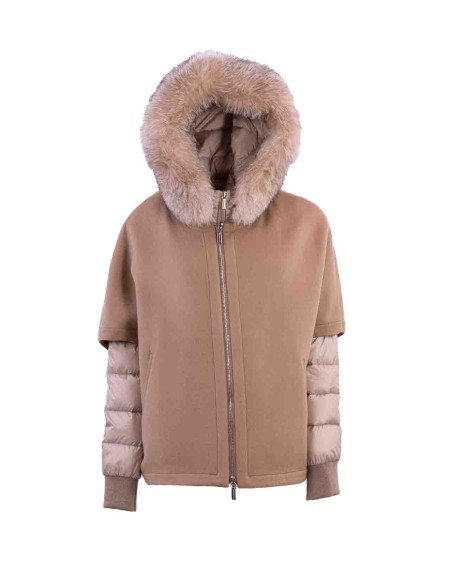 Shop MOORER  Giaccone: Moorer cappa corta "Pegaso".
Cappa in lana double misto cachemire con collo in maglia.
Giacca interna staccabile trapuntata in finissima piuma d’oca con maglia tubolare per polsi e cappuccio rifinito con bordo in vera volpe.
Chiusura con zip con doppio cursore.
Composizione tessuto: 90%WO 10%WS.
Made in Italy.. PEGASO 300009-V0942